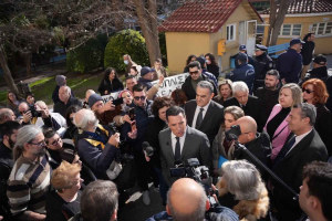 Άδωνις Γεωργιάδης: Ένταση κατά την επίσκεψη του υπουργού Υγείας στο νοσοκομείο Μυτιλήνης