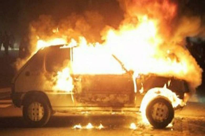 Λέσβος: Έκαψαν 13 ΙΧ εταιρίας ενοικίασης αυτοκινήτων