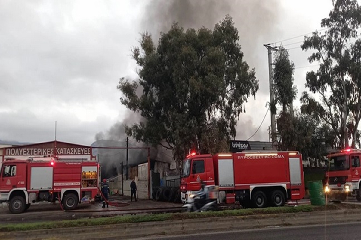 Νύχτα έντασης μετά τον πυροβολισμό του 16χρονου Ρομά: Συνεχίζει να καίει η φωτιά στον Ασπρόπυργο