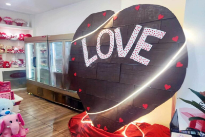 Μυτιλήνη - Άγιος Βαλεντίνος: Έφτιαξαν σοκολατένια καρδιά ύψους 2 μέτρων και 55 κιλών