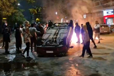 Θεσσαλονίκη: Ρομά έστησαν οδοφράγματα, έκαψαν κάδους και αναποδογύρισαν ΙΧ - Δείτε βίντεο