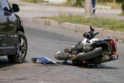 Τροχαίο ατύχημα με ΙΧ και μηχανάκι στη Μυτιλήνη