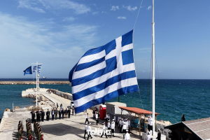 Ελληνική σημαία 150 τμ υψώθηκε στο λιμάνι της Χίου! (vid)