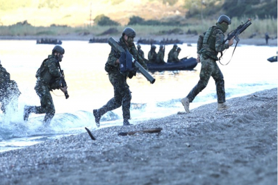 Στρατιωτική άσκηση - μήνυμα στην Τουρκία: Έλληνες και Γάλλοι κομάντος ανακαταλαμβάνουν νησί - Εντυπωσιακές εικόνες