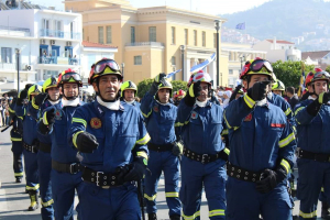 Οι Πυροσβέστες Σάμου τίμησαν την 110η επέτειο της Ένωσης του νησιού με την Ελλάδα - Εκπληκτική εικόνα!