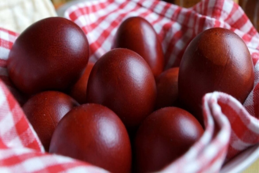 Το «μυστικό» της Λέσβου για τη βαφή των κόκκινων αυγών του Πάσχα