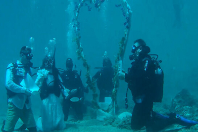 Εκπληκτικές εικόνες: Στην Αλόννησο ο πρώτος υποβρύχιος πολιτικός γάμος (vid)