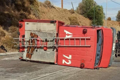 Χίος: Ανετράπη πυροσβεστικό όχημα – Τραυματίστηκαν δύο πυροσβέστες