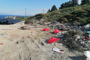 Μήνυση κατ’ αγνώστων και περίφραξη του χώρου από την Εφορεία Αρχαιοτήτων για τα μπάζα στο Αρχαίο Θέατρο Μυτιλήνης