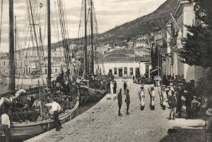 Η επανάσταση των Γιαγιάδων: 100 χρόνια από την υποστολή της ελληνικής σημαίας στη Σάμο που έγινε ρεμπέτικο τραγούδι και παράσταση Καραγκιόζη