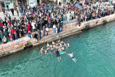 Θεοφάνεια Χίος: 20 κολυμβητές έπεσαν για τον Τίμιο Σταυρό! (pics - vid)