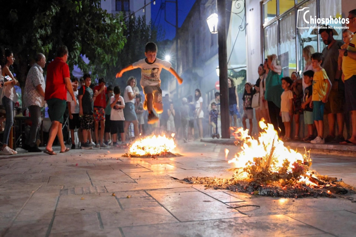 Το έθιμο του Άη Γιάννη φανιστή στο Μεσαιωνικό χωριό της Καλαμωτής, στα Μαστιχοχώρια της Χίου! (vid)