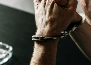 Σάμος: Μπούκαρε, απείλησε και... συνελήφθη!