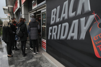 Black Friday: Ουρές έξω από καταστήματα και εμπορικά στο κέντρο της Αθήνας