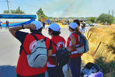 Λέσβος: Στην μάχη με τις φλόγες και ο Ελληνικός Ερυθρός Σταυρός Μυτιλήνης (photos)