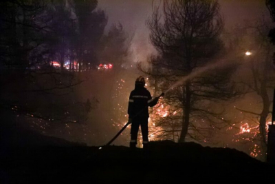Λέσβος: Σε ύφεση η φωτιά στη Βρίσα στη Ρογκάδα καίει στο δάσος... Ακόμα μια νύχτα κόλασης....
