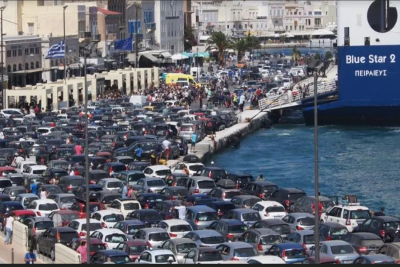 Σύρος: Οι Λιμενικοί δίνουν καθημερινή «μάχη» στο λιμάνι που «πνίγεται» από τα Ι.Χ