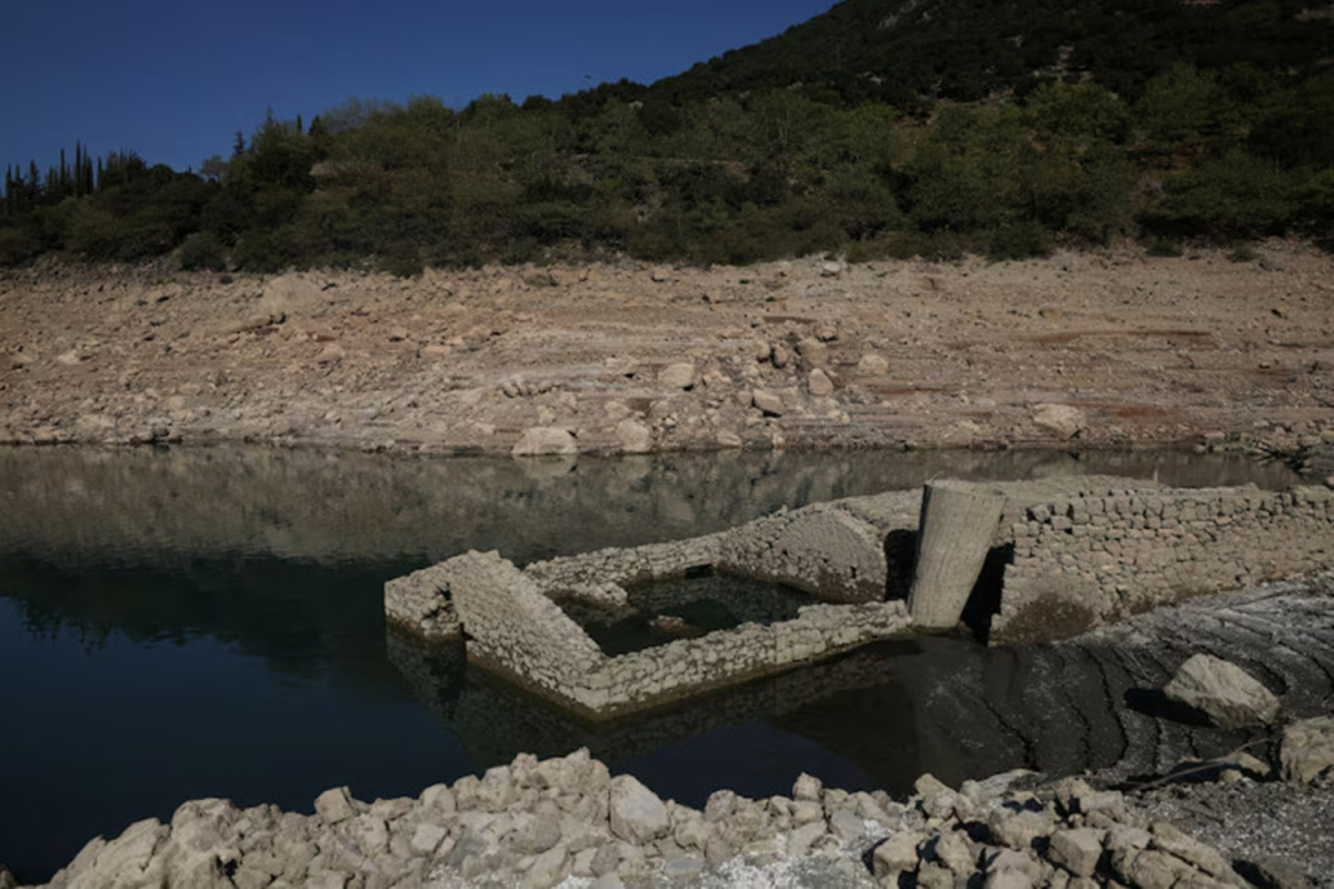 Λειψυδρία: Βίντεο με το βυθισμένο χωριό που βγήκε στην επιφάνεια στον Μόρνο