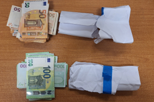 Σάμος: Χειροπέδες σε αλλοδαπό που άρπαξε 10.000 ευρώ από σπίτι στο Βαθύ