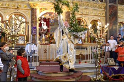 Χίος: Έκανε την πρώτη Ανάσταση ο «ιπτάμενος ιερέας», που γίνεται viral κάθε χρόνο (vid)