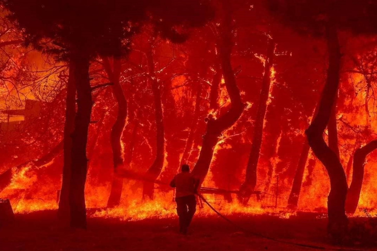 Σε εξέλιξη η φωτιά στα Βατερά Λέσβου - Συνδρομή των Ενόπλων Δυνάμεων