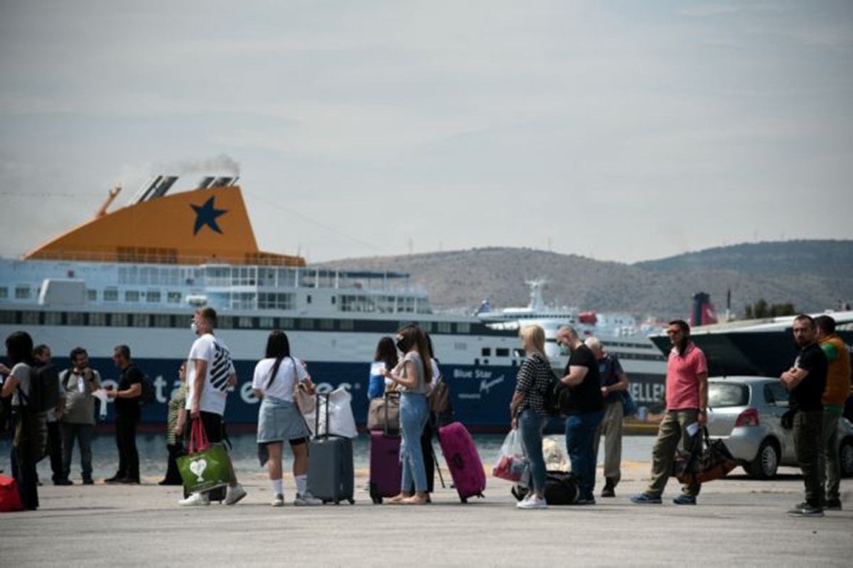 Συνεχίζεται η απόδραση των Αθηναίων στα νησιά