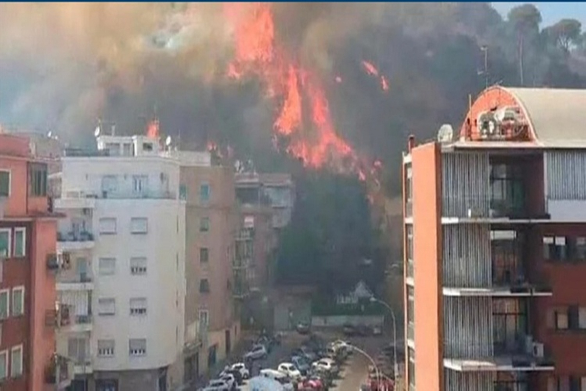 Φωτιά στα περίχωρα της Ρώμης - Εκκενώθηκαν σπίτια