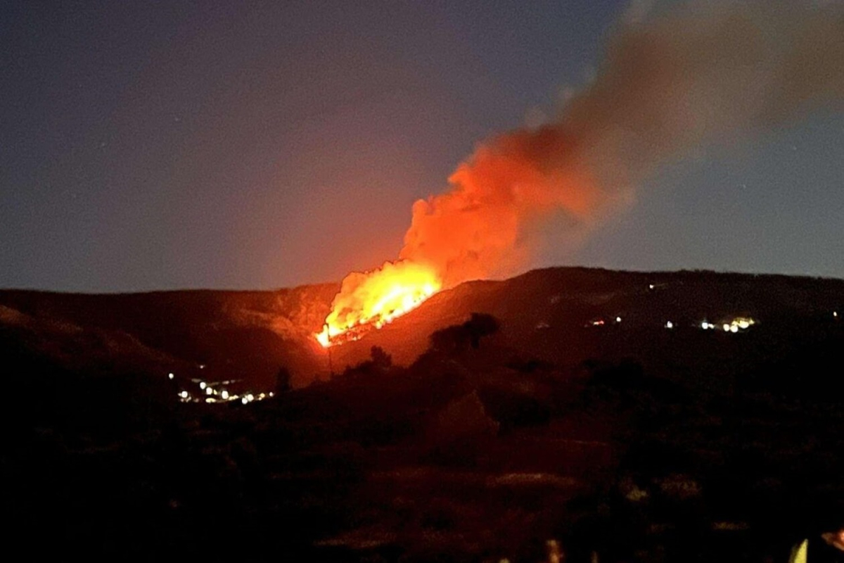 Φωτιά στη Χίο: Ολονύχτια μάχη με τις φλόγες – Εκκενώθηκαν δύο οικισμοί μετά από μήνυμα του 112