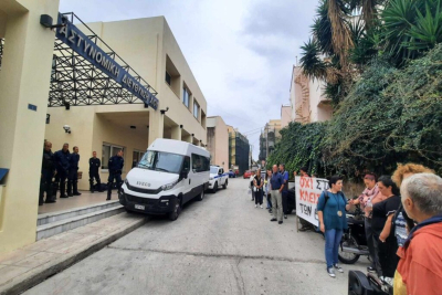 Συλλήψεις στη Χίο – Αυτόφωρο για προέδρους κοινοτήτων που απέκλεισαν τα κεντρικά γραφεία των ΕΛΤΑ στα Καρδάμυλα
