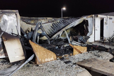 Λέσβος: Φωτιά στο ΚΥΤ του Καρά Τεπέ – Καταστράφηκαν ολοσχερώς τέσσερα κοντέινερ (Photos)