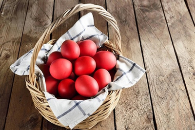 Πώς να βάψετε κόκκινα αυγά με φυσικό τρόπο