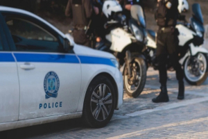 Θεσσαλονίκη: Συνελήφθη 24χρονος για απόπειρα δολοφονίας της αδελφής του – Χτύπησε και τον σκύλο της που την προστάτευσε