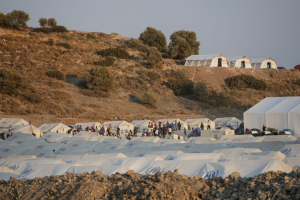 Λέσβος: 15 μήνες με αναστολή στην Αφγανή μητέρα που προσπάθησε να αυτοπυρποληθεί