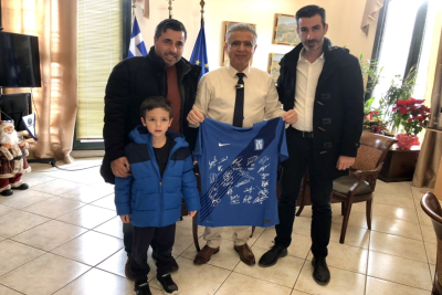 Χάρισαν στον Δήμαρχο Χίου συλλεκτική φανέλα της Εθνικής Ομάδας Ποδοσφαίρου