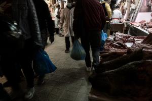 «Αλμυρές» τιμές στο γιορτινό τραπέζι – Κάθε πέρσι και καλύτερα