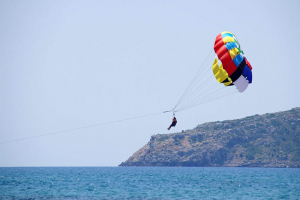 Σύβοτα: «Ήταν υπόθεση 15 δευτερολέπτων», λέει ο σύντροφος της 62χρονης που σκοτώθηκε με αλεξίπτωτο