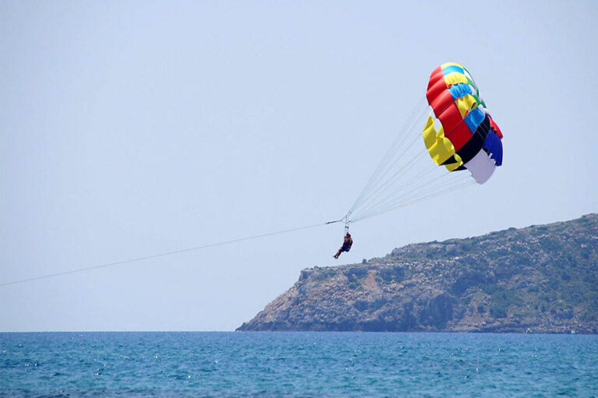 Σύβοτα: «Ήταν υπόθεση 15 δευτερολέπτων», λέει ο σύντροφος της 62χρονης που σκοτώθηκε με αλεξίπτωτο