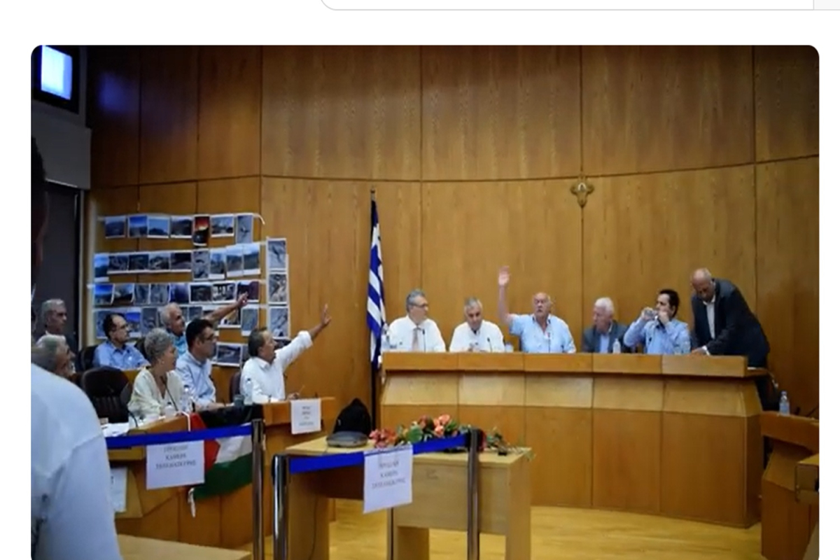 Χίος: Θύελλα στο Περιφερειακό Συμβούλιο για την παλαιστινιακή σημαία – Αντιπαράθεση Μηταράκη με ΚΚΕ