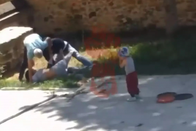 Μαχαίρωσε την πρώην γυναίκα του μπροστά στο παιδί τους – Σοκαριστικό βίντεο