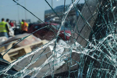 Παρολίγον τραγωδία στη Σάμο: Αυτοκίνητο έπεσε πάνω σε δέντρο και ανατράπηκε
