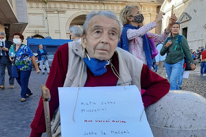 Το πλακάτ ηλικιωμένου για τις ιταλικές εκλογές που έγινε viral – «Γεννήθηκα με Μουσολίνι, δεν θέλω να πεθάνω με Μελόνι»