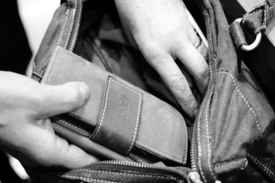 Σάμος: Χειροπέδες σε γυναίκα που έκλεψε πορτοφόλι