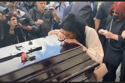 Μάρθα Καραγιάννη: Συντετριμμένη η Ζωζώ Σαπουντζάκη στην κηδεία – «Με γέλασε, γιατί έφυγε μόνη» (Vid)