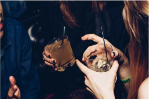 Ικαρία: Στο νοσοκομείο δύο ανήλικοι έπειτα από κατανάλωση αλκοόλ – Συνελήφθη ιδιοκτήτρια καταστήματος