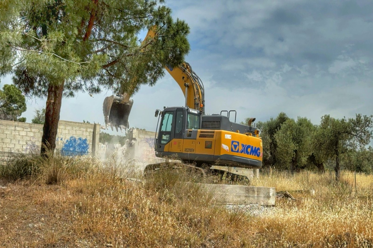 Μπήκαν οι μπουλντόζες στη Μόρια (pics)