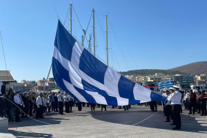 Χίος: Με εθνική υπερηφάνεια η έπαρση της μεγάλης σημαίας για τα 111 χρόνια ελευθερίας από τον Οθωμανικό ζυγό