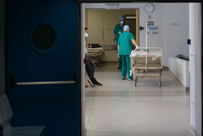 Κραυγή Απόγνωσης από τη Χίο: Κατάσχεση στον Λογαριασμό Μητέρας Τραυματισμένου Παιδιού εν μέσω Νοσηλείας