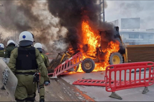 Εκατό Ρομά σπάνε και καίνε στη Θεσσαλονίκη. Πυροβολούν με καραμπίνες κατά των αστυνομικών - Δείτε βίντεο