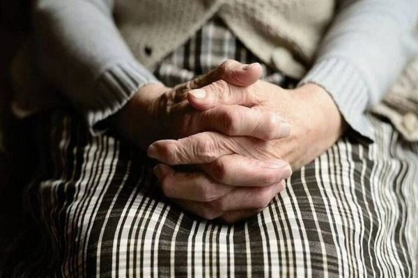 Απάτη κατά 82χρονης στη Χίο: Της απέσπασαν 13.000 ευρώ για... χειρουργείο της εγγονής της