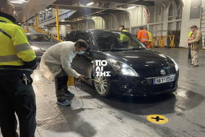 Χίος: Απολυμαίνουν τα οχήματα στο λιμάνι μετά το κρούσμα αφθώδους πυρετού σε κτηνοτροφική μονάδα στη Λέσβο